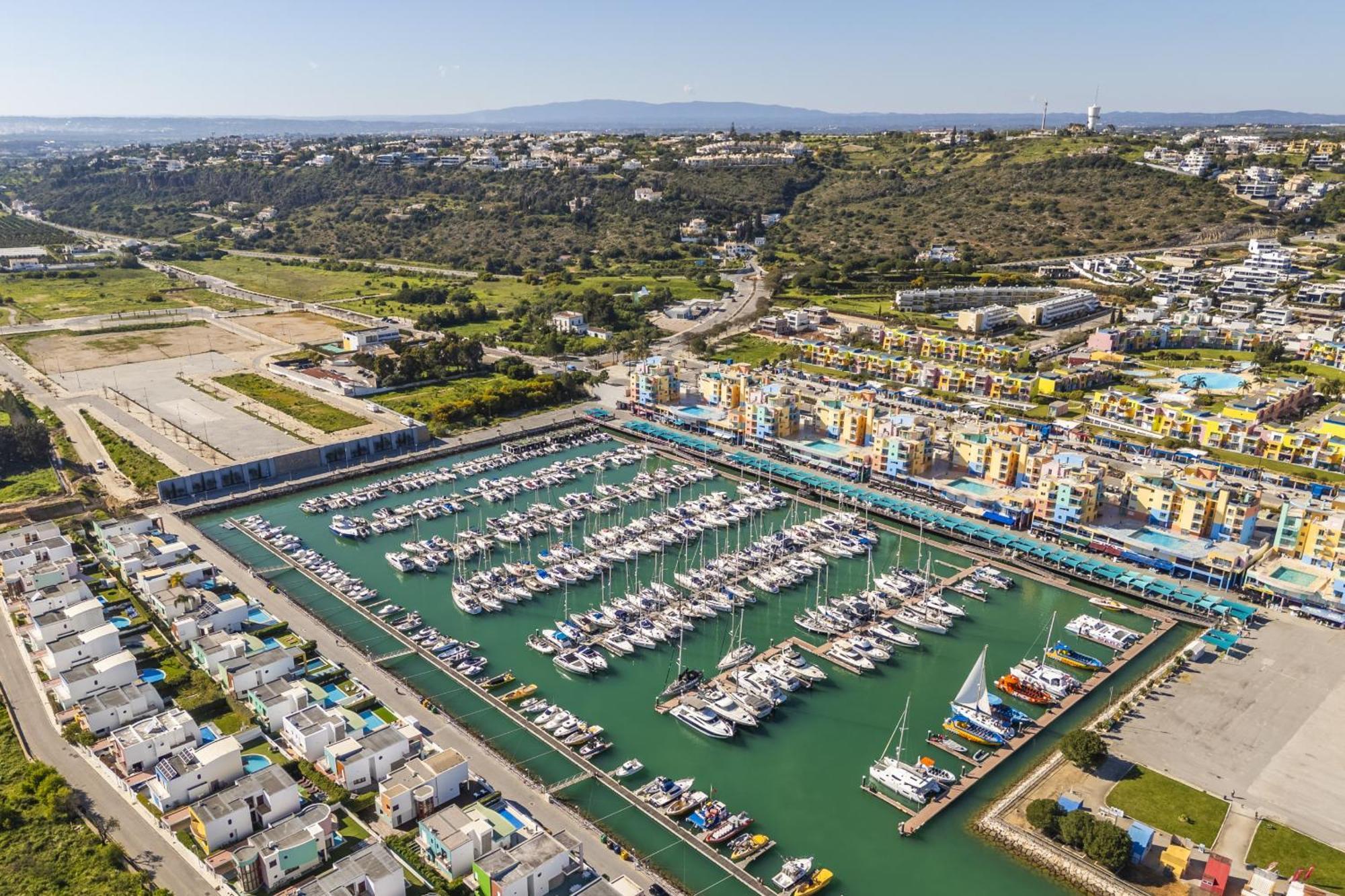 Marina Breeze Apartment With Pool - 900M From The Beach Albufeira Luaran gambar