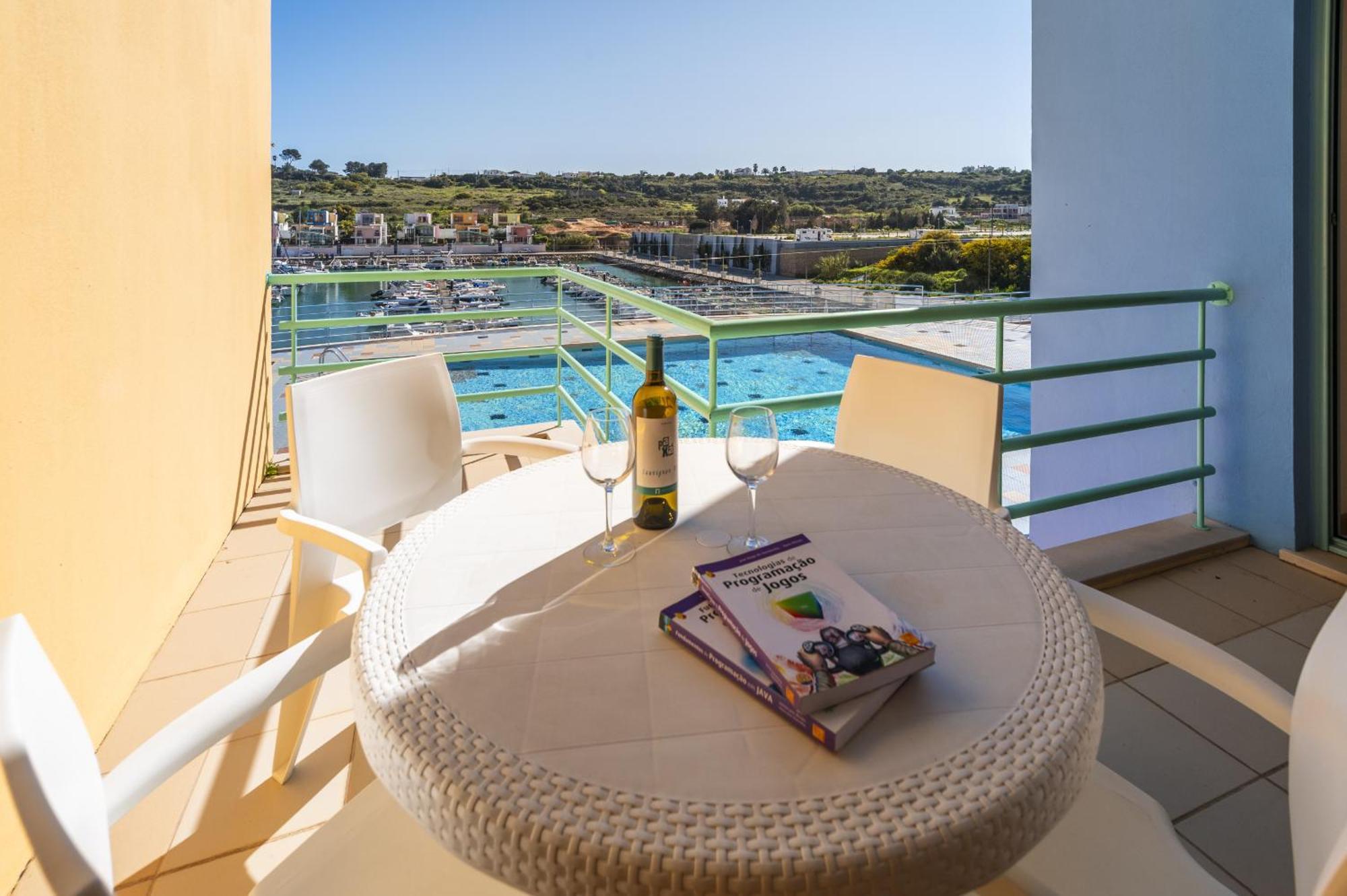Marina Breeze Apartment With Pool - 900M From The Beach Albufeira Luaran gambar